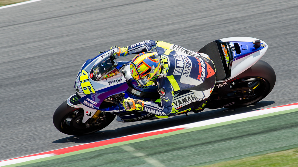 Valentino Rossi on the #46 Yamaha M1 at Circuit de Catalunya turn 7 / DSC_4524