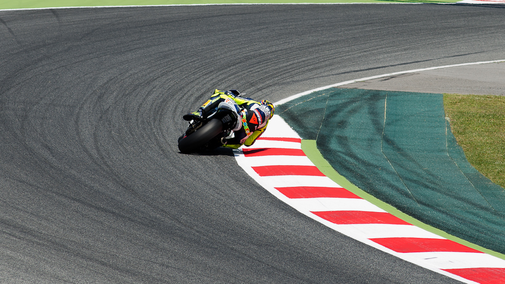 Valentino Rossi on the #46 Yamaha M1 at Circuit de Catalunya turn 9 / DSC_4785