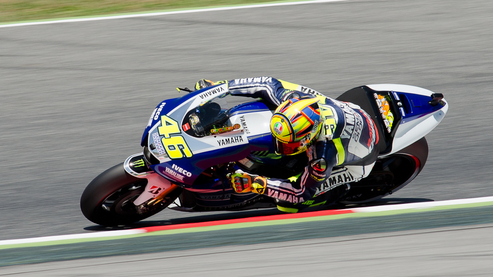 Valentino Rossi on the #46 Yamaha M1 at Circuit de Catalunya turn 2 / DSC_6397