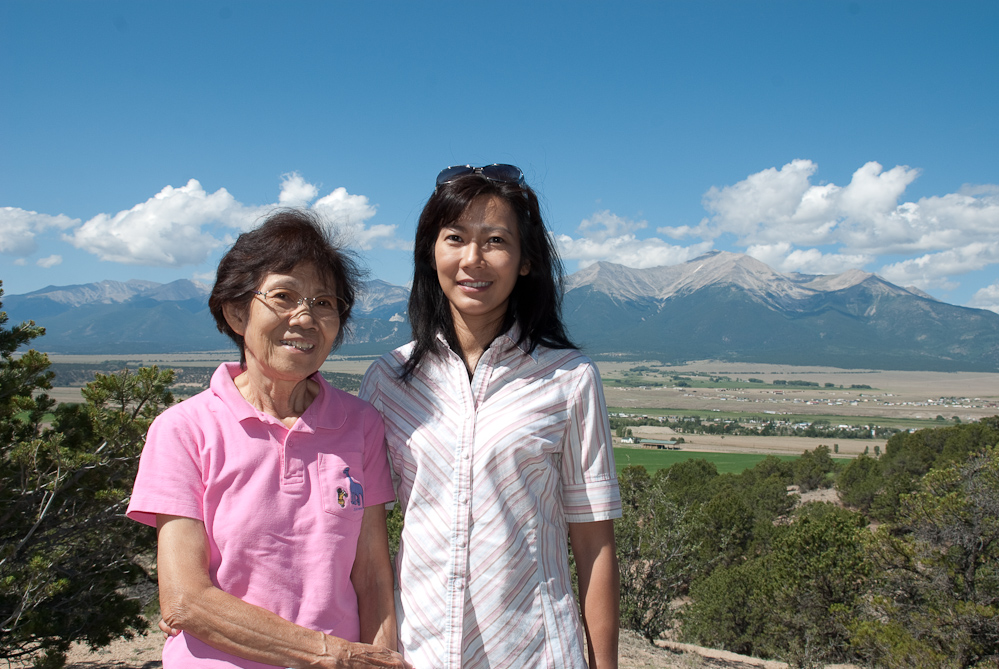 Kamala and Sutaya in front of the Sawatch Range and Collegiate Peaks near Buena Vista, CO - DSC_1150