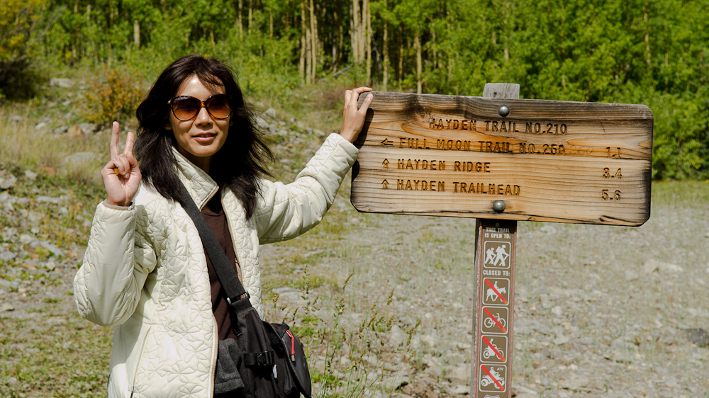 Sutaya on the path to Hayden trail / DSC_7014