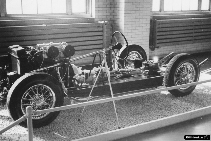 Austin Healey chassis at New York Autoshow 1955 / 114L_0023 / 