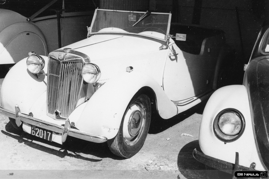 A Rare 4 passenger MG at Osbourn Motors San Antonio April 1952 / 164E_0004 / 