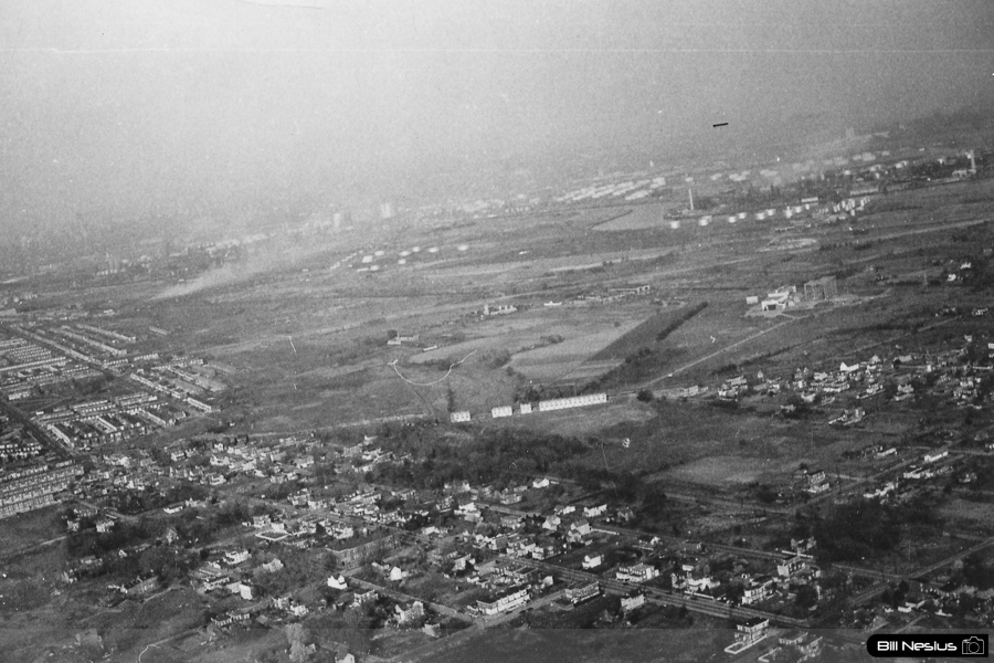 Flying in to New York city for Autoshow, 1953 / 274K_0018 / 