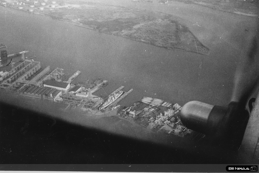 Flying in to New York city for Autoshow, 1953 / 274K_0019 / 