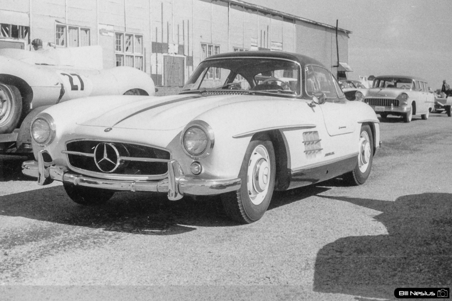 Merceds Benz 300SL with Jaguar D-type Number 27 driven by Ernie Erickson at Walterboro National Championship Sports Car Race March 10th 1956 / 952_0022 / 